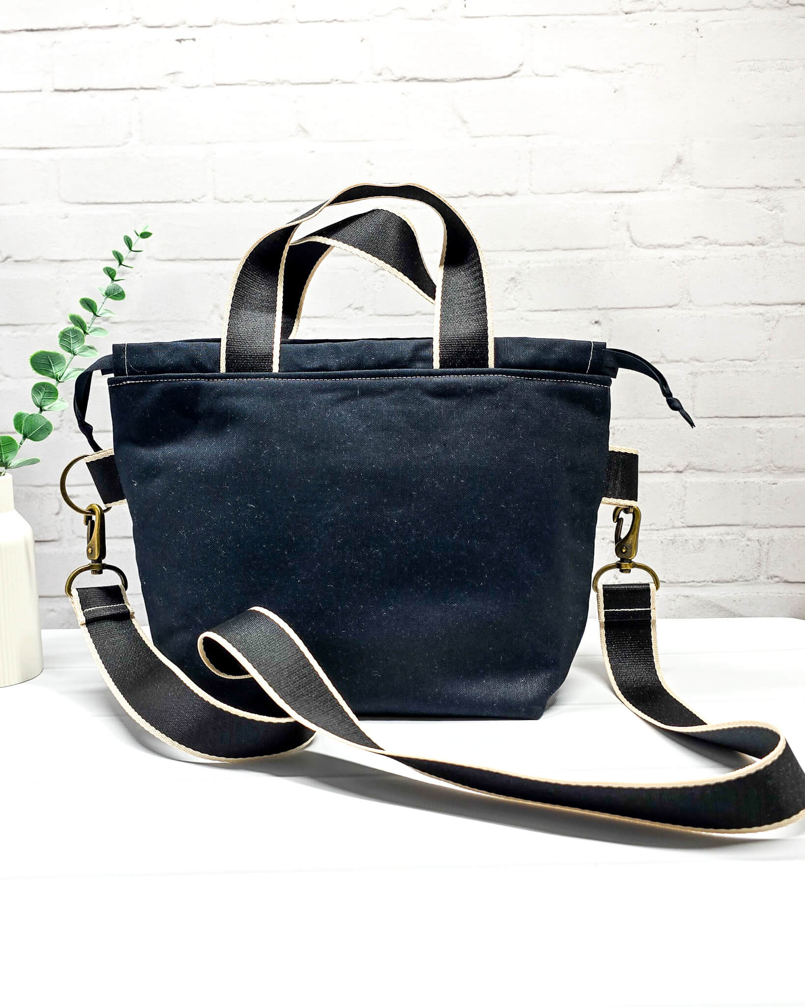 Projekttasche Alva M mit Eulenmotiv und Blütenkranz - handgenäht in Bayern von Nadelmikado