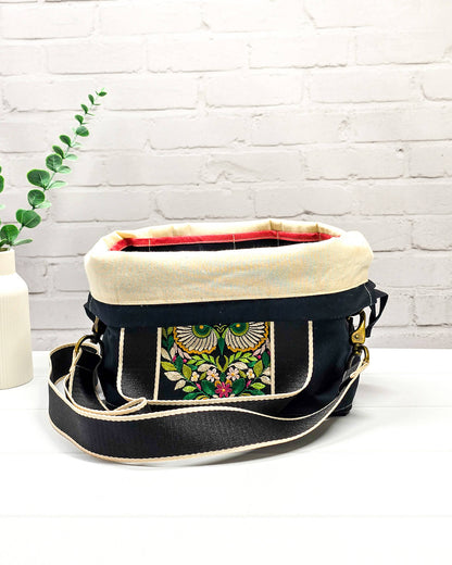 Projekttasche Alva M mit Eulenmotiv und Blütenkranz - handgenäht in Bayern von Nadelmikado