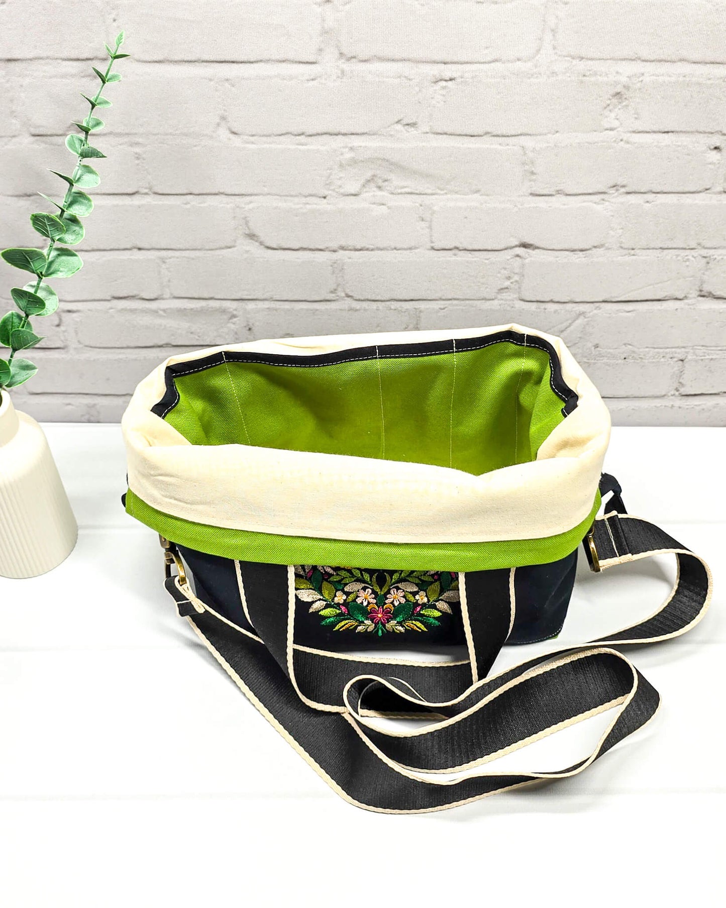 Projekttasche Alva M mit Eulenmotiv, handgenäht in Bayern von Nadelmikado