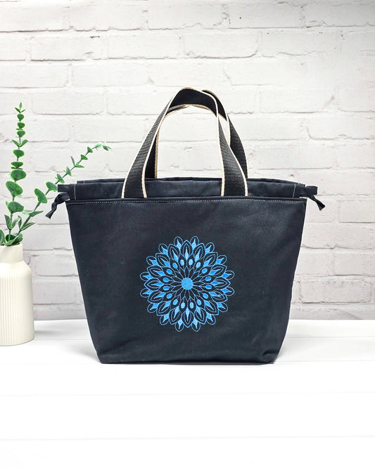 Stricktasche Alva M mit blauem Mandala auf schwarzem Canvas - handgenäht in Bayern von Nadelmikado