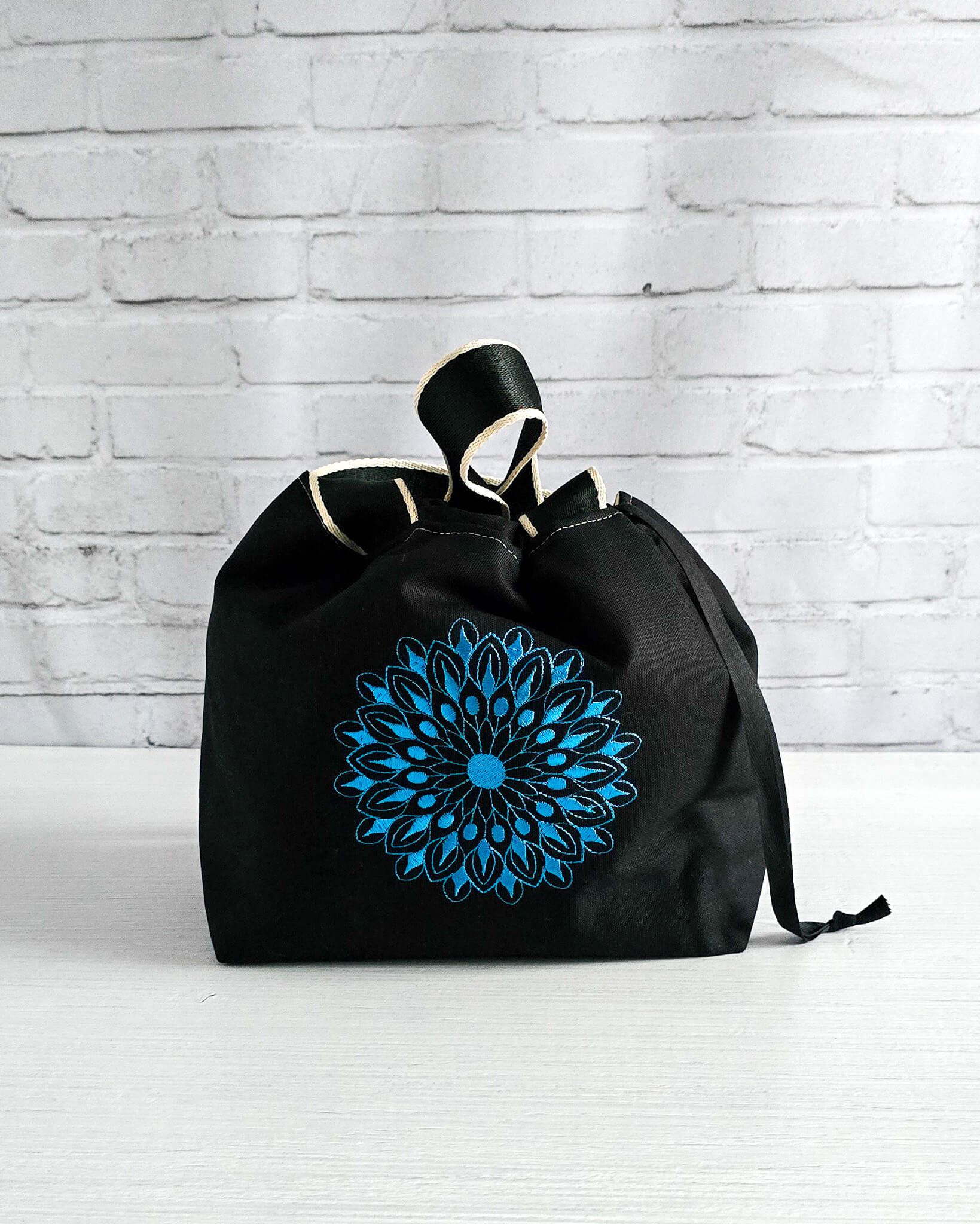 Stricktasche Alva M mit blauem Mandala auf schwarzem Canvas - handgenäht in Bayern von Nadelmikado