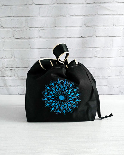 Stricktasche Alva M mit blauem Mandala auf schwarzem Canvas - handgenäht in Bayern von Nadelmikado