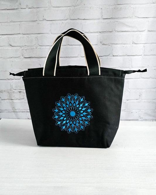 Stricktasche Alva M mit blauem Mandala auf schwarzem Canvas - handgenäht in Bayern von Nadelmikado