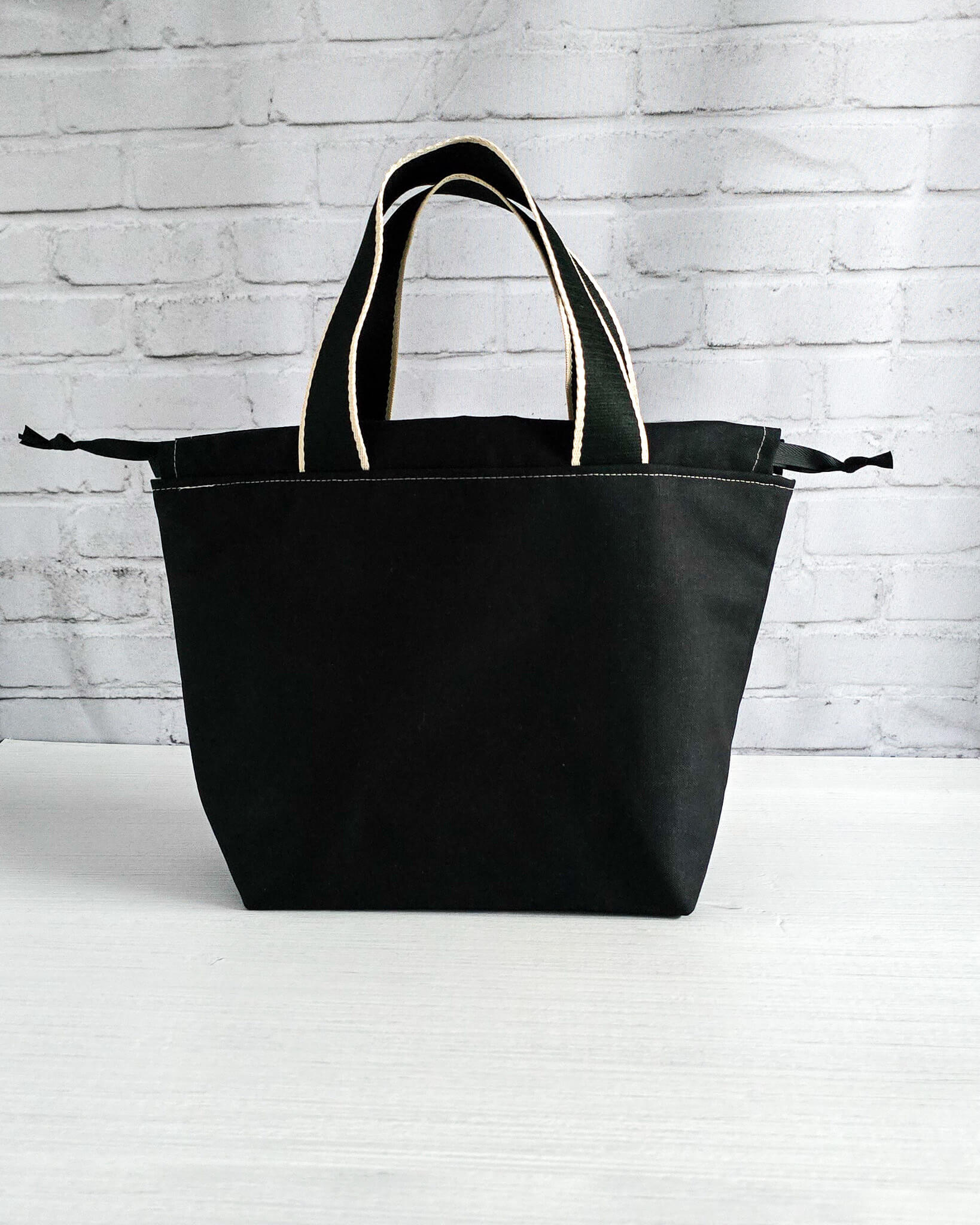 Stricktasche Alva M mit blauem Mandala auf schwarzem Canvas - handgenäht in Bayern von Nadelmikado