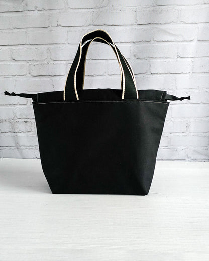 Stricktasche Alva M mit blauem Mandala auf schwarzem Canvas - handgenäht in Bayern von Nadelmikado