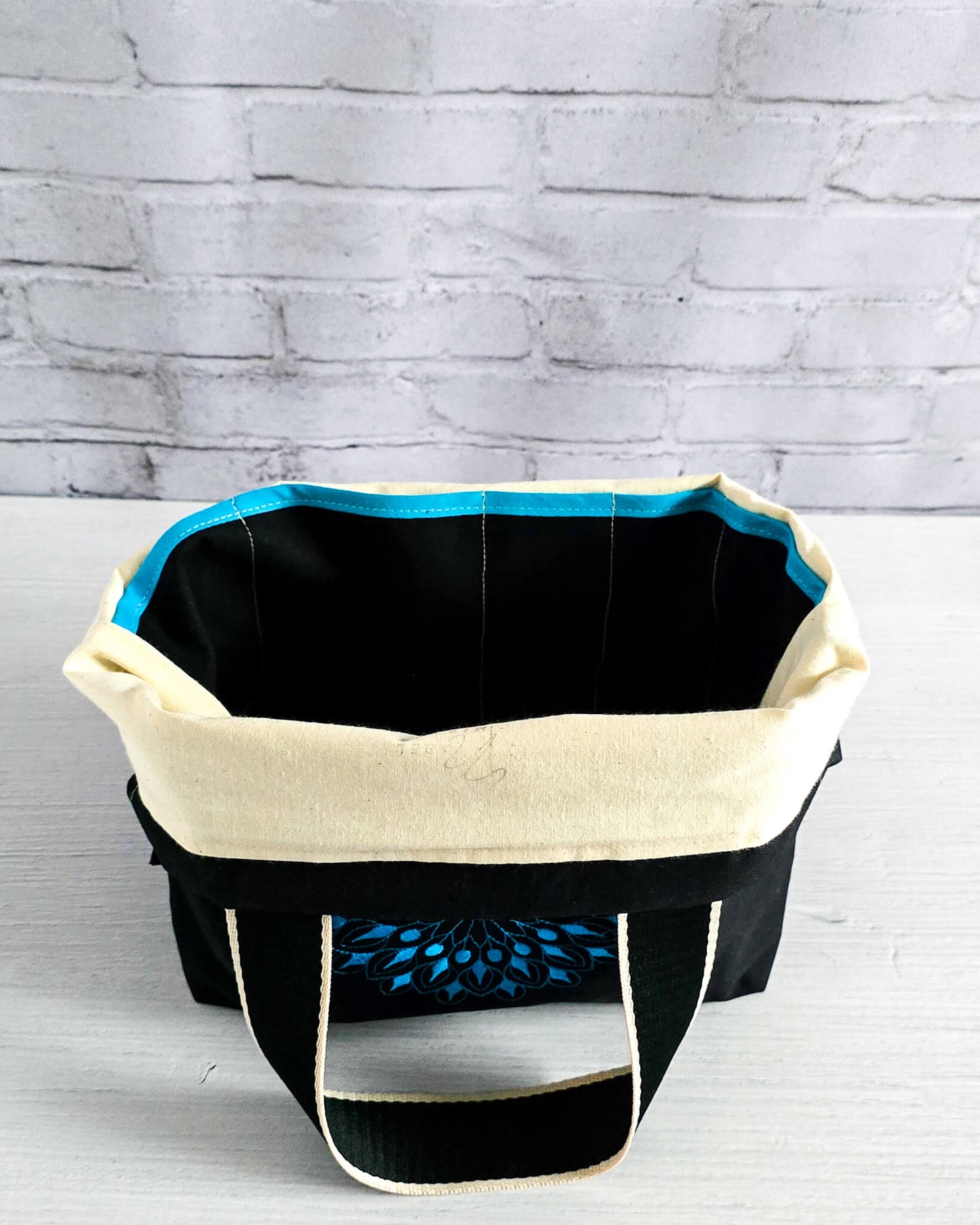 Stricktasche Alva M mit blauem Mandala auf schwarzem Canvas - handgenäht in Bayern von Nadelmikado