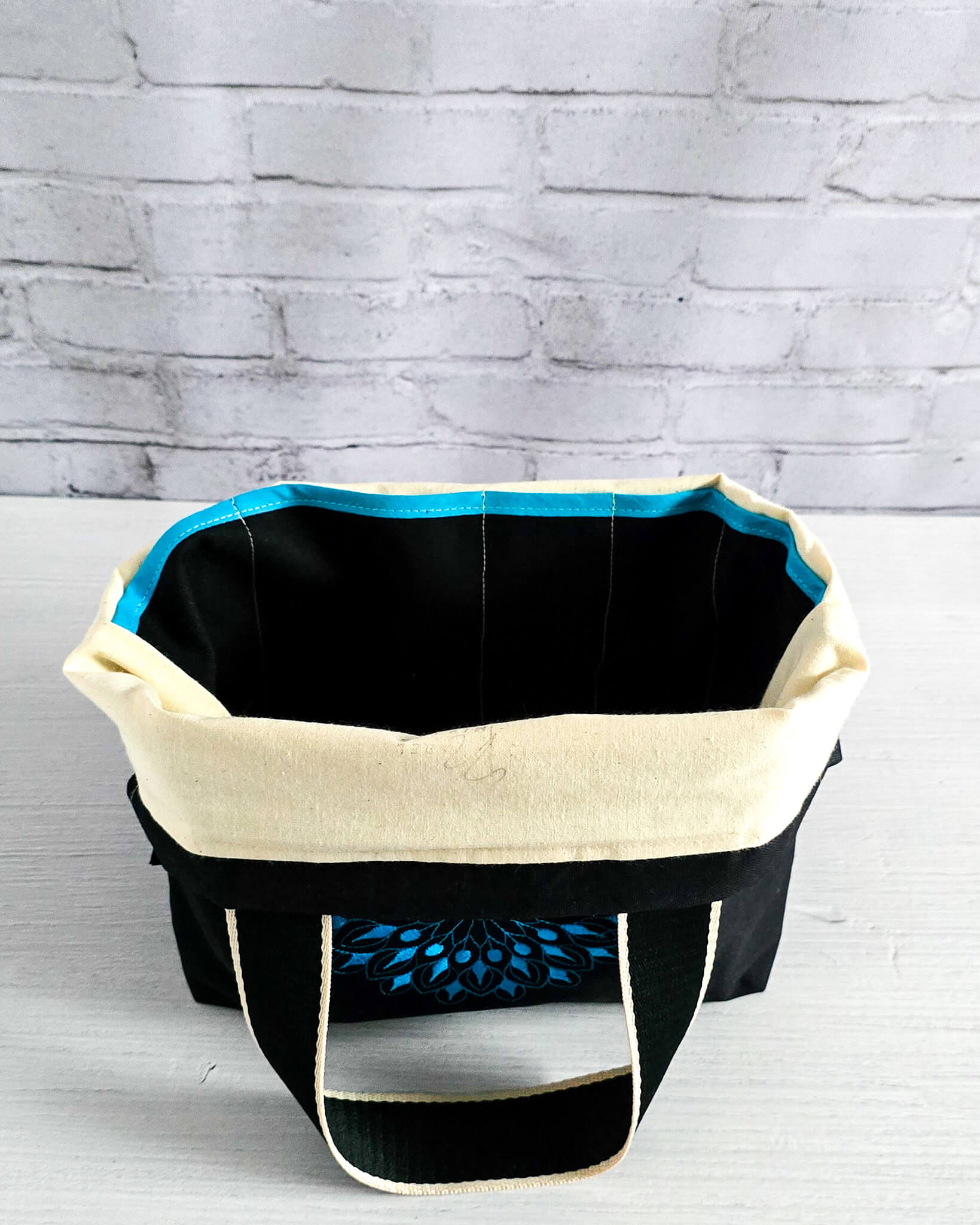 Stricktasche Alva M mit blauem Mandala auf schwarzem Canvas - handgenäht in Bayern von Nadelmikado