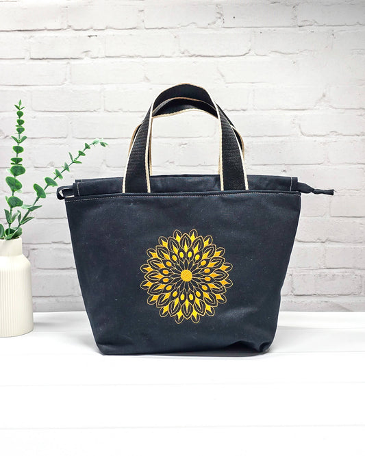 Stricktasche Alva M mit gelbem Mandala auf schwarzem Canvas - handgenäht in Bayern von Nadelmikado