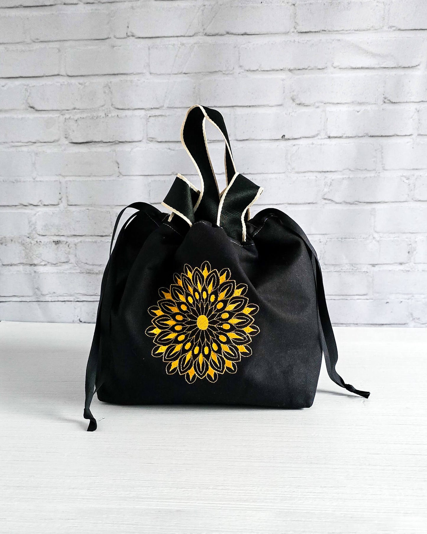 Stricktasche Alva M mit gelbem Mandala auf schwarzem Canvas - handgenäht in Bayern von Nadelmikado