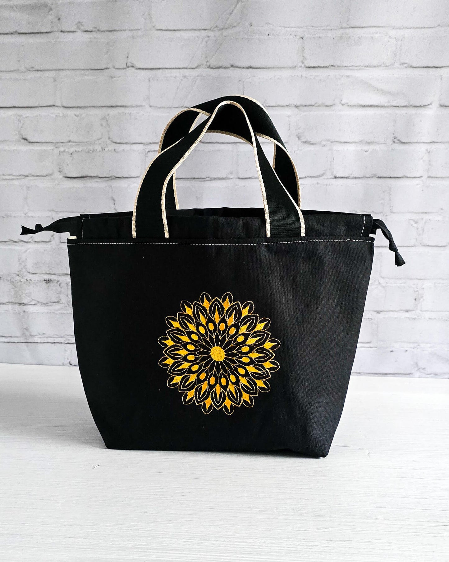 Stricktasche Alva M mit gelbem Mandala auf schwarzem Canvas - handgenäht in Bayern von Nadelmikado