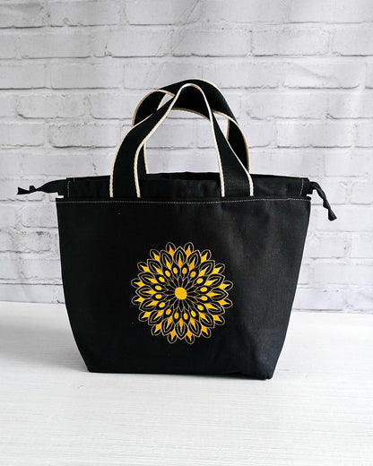 Stricktasche Alva M mit gelbem Mandala auf schwarzem Canvas - handgenäht in Bayern von Nadelmikado
