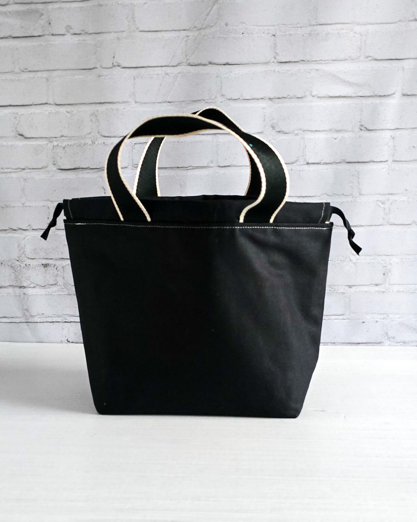 Stricktasche Alva M mit gelbem Mandala auf schwarzem Canvas - handgenäht in Bayern von Nadelmikado