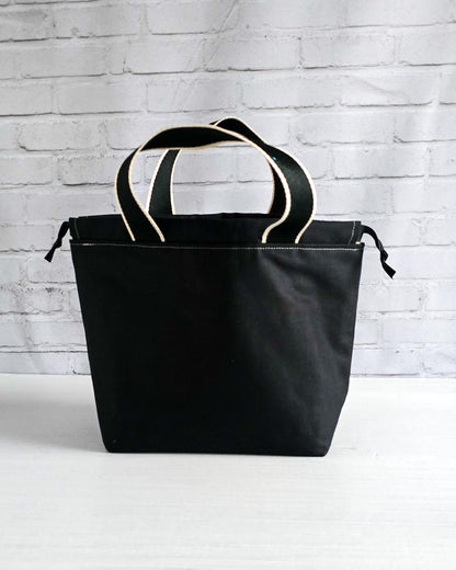 Stricktasche Alva M mit gelbem Mandala auf schwarzem Canvas - handgenäht in Bayern von Nadelmikado