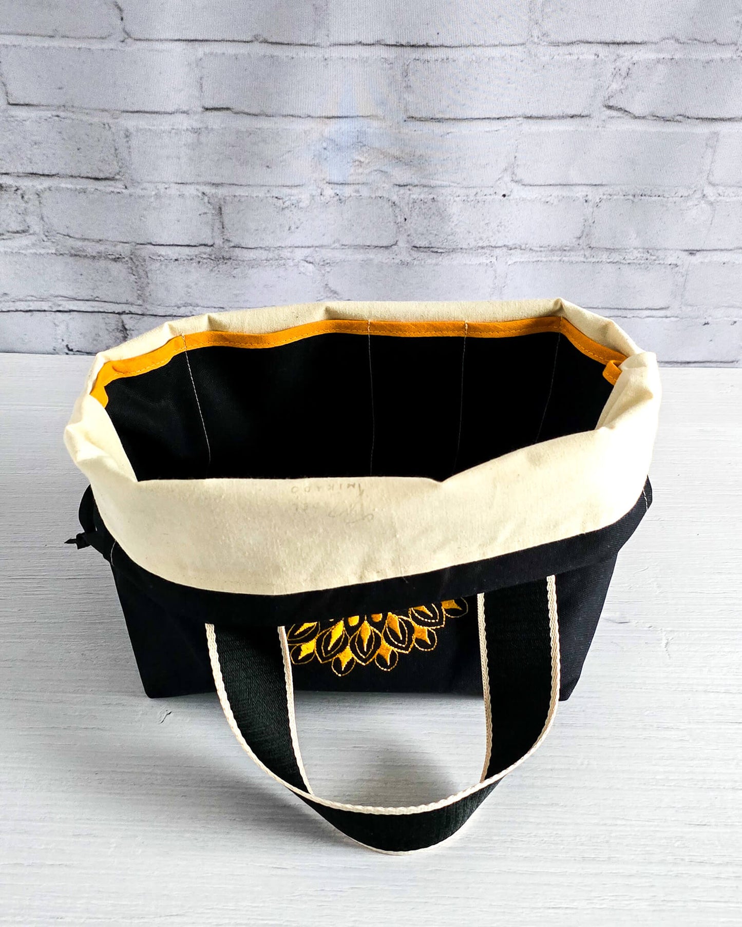 Stricktasche Alva M mit gelbem Mandala auf schwarzem Canvas - handgenäht in Bayern von Nadelmikado