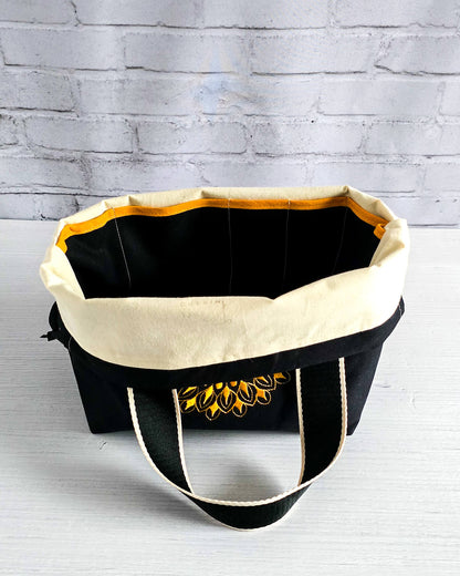Stricktasche Alva M mit gelbem Mandala auf schwarzem Canvas - handgenäht in Bayern von Nadelmikado