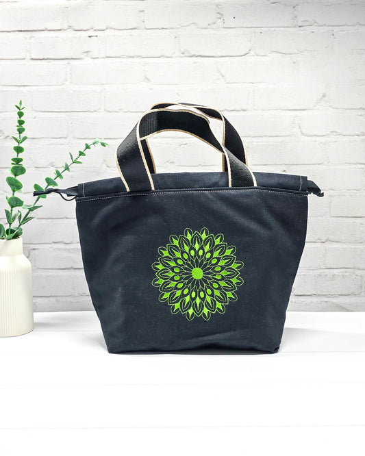 Stricktasche Alva M mit grünem Mandala auf schwarzem Canvas - handgenäht in bayern von Nadelmikado