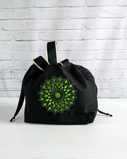 Stricktasche Alva M mit grünem Mandala auf schwarzem Canvas - handgenäht in bayern von Nadelmikado