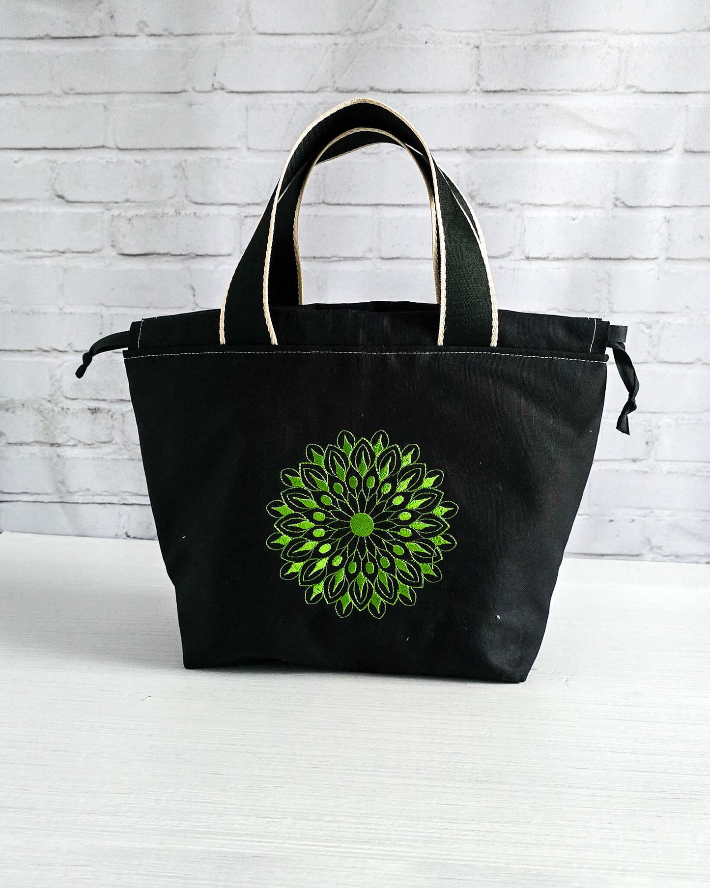 Stricktasche Alva M mit grünem Mandala auf schwarzem Canvas - handgenäht in bayern von Nadelmikado
