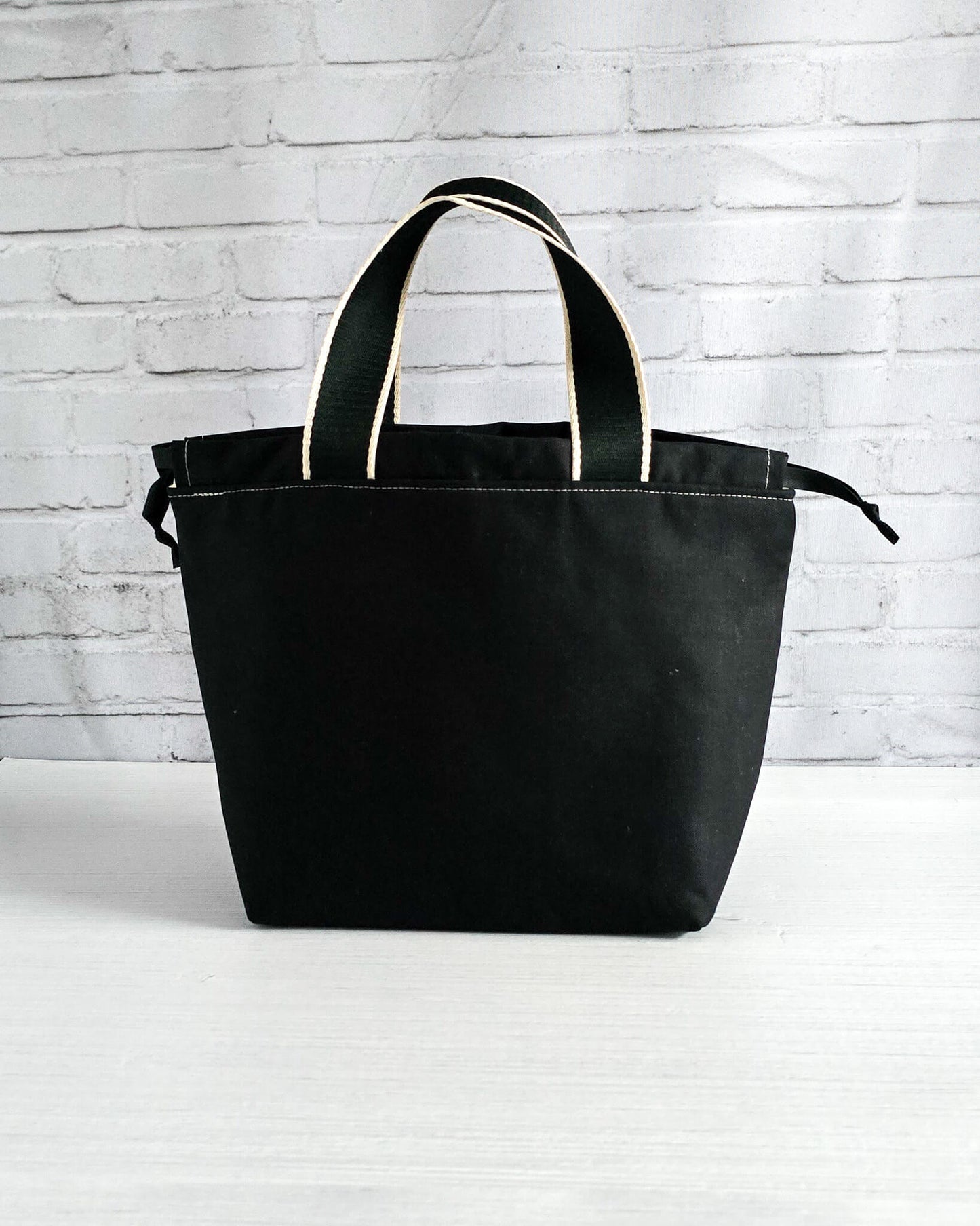 Stricktasche Alva M mit grünem Mandala auf schwarzem Canvas - handgenäht in bayern von Nadelmikado