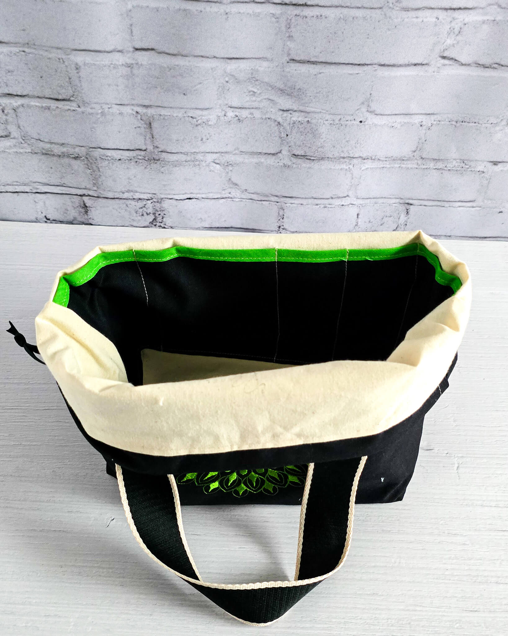 Stricktasche Alva M mit grünem Mandala auf schwarzem Canvas - handgenäht in bayern von Nadelmikado