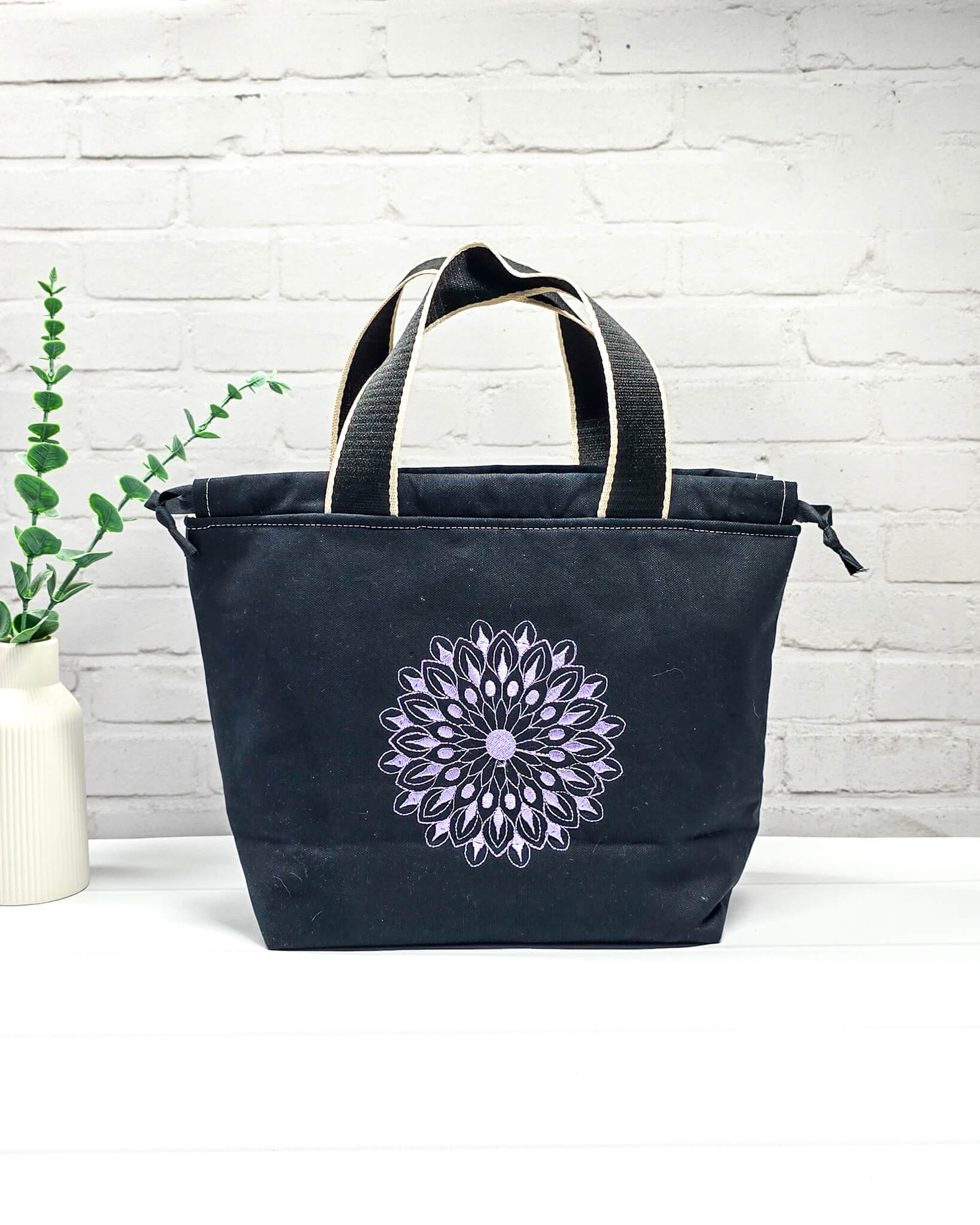 Stricktasche Alva M mit lila Mandala auf schwarzem Canvas - handgenäht in Bayern von Nadelmikado