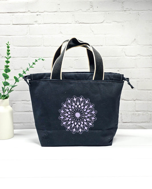Stricktasche Alva M mit lila Mandala auf schwarzem Canvas - handgenäht in Bayern von Nadelmikado