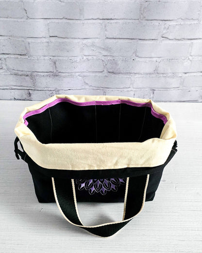 Stricktasche Alva M mit lila Mandala auf schwarzem Canvas - handgenäht in Bayern von Nadelmikado