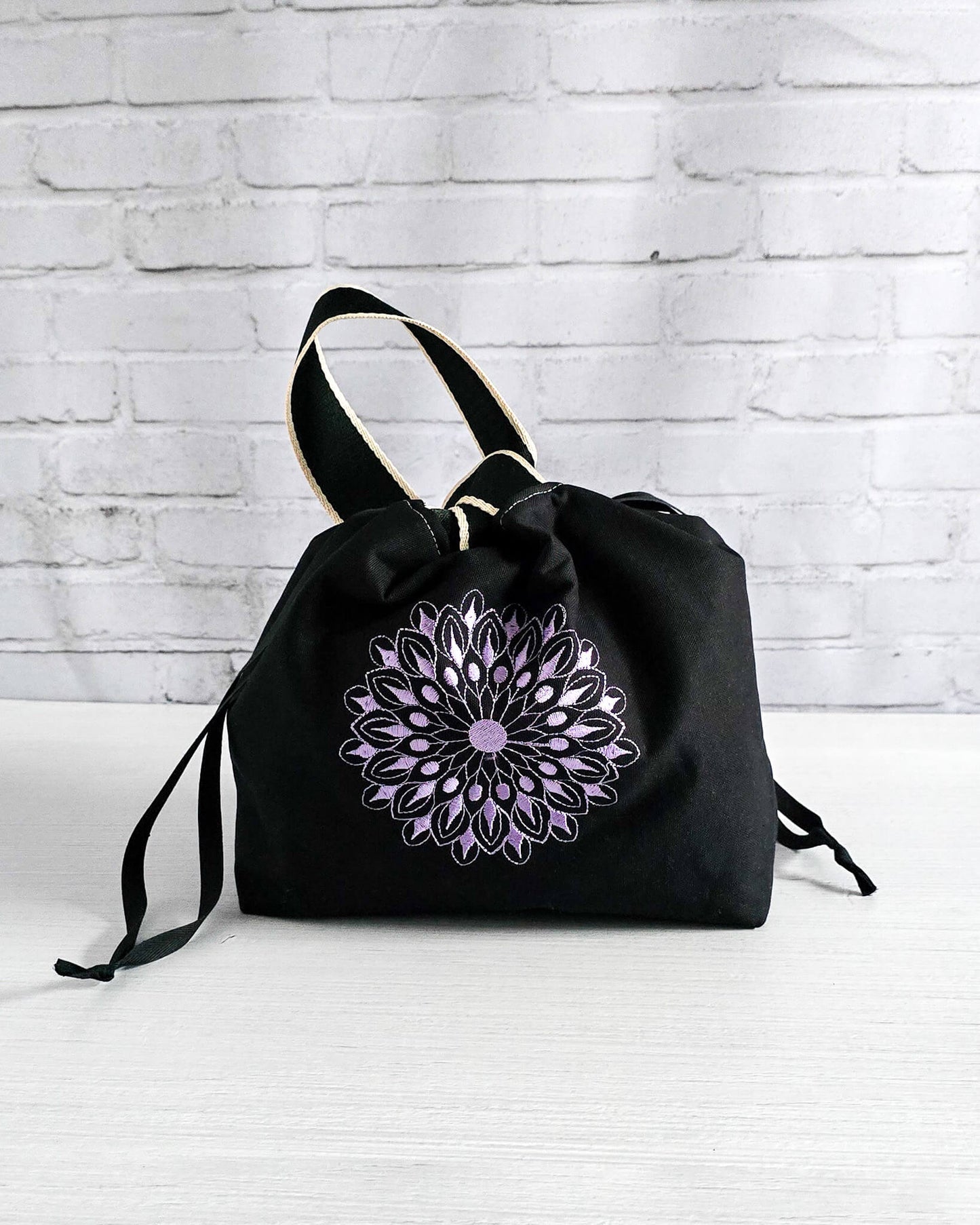 Stricktasche Alva M mit lila Mandala auf schwarzem Canvas - handgenäht in Bayern von Nadelmikado