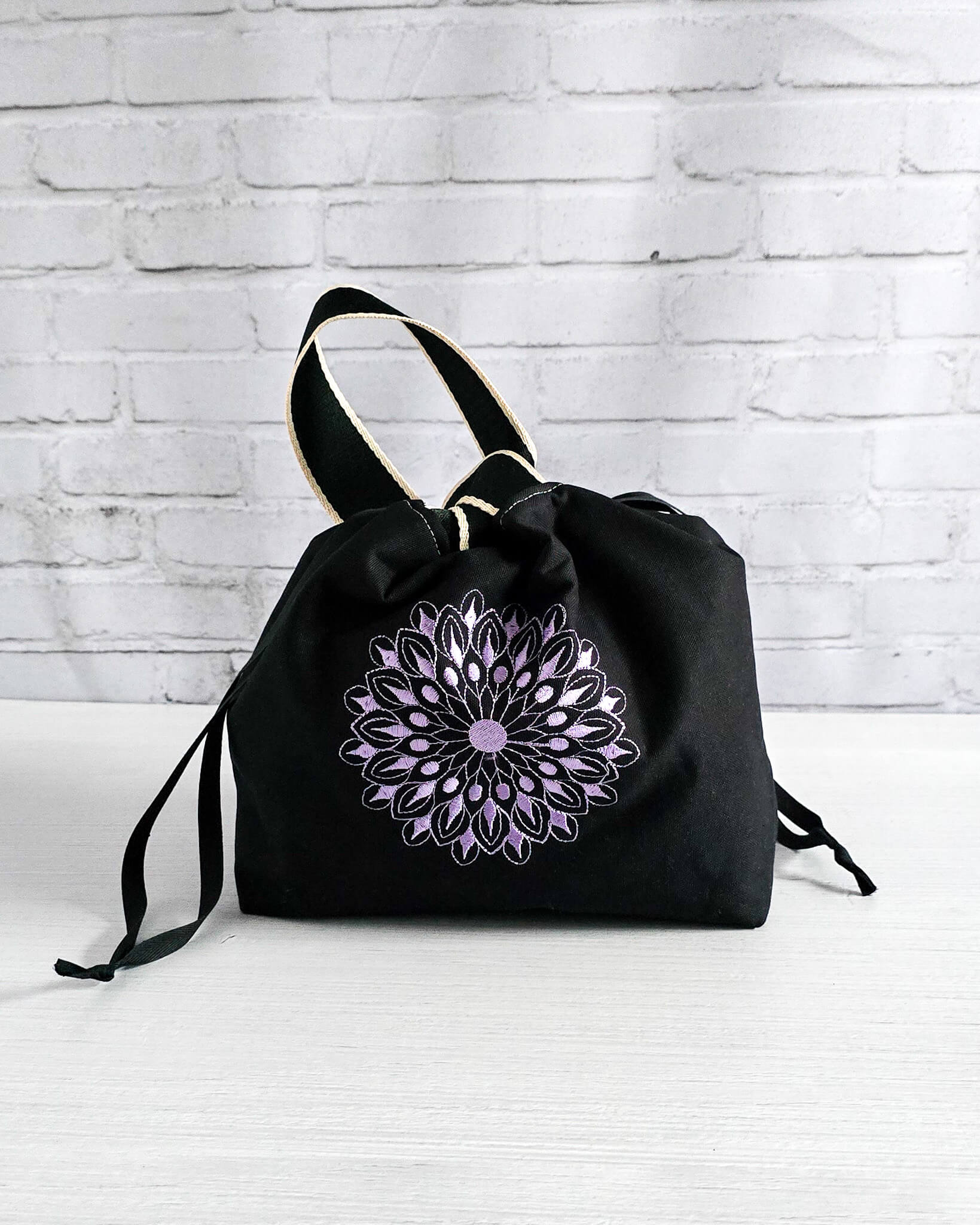 Stricktasche Alva M mit lila Mandala auf schwarzem Canvas - handgenäht in Bayern von Nadelmikado