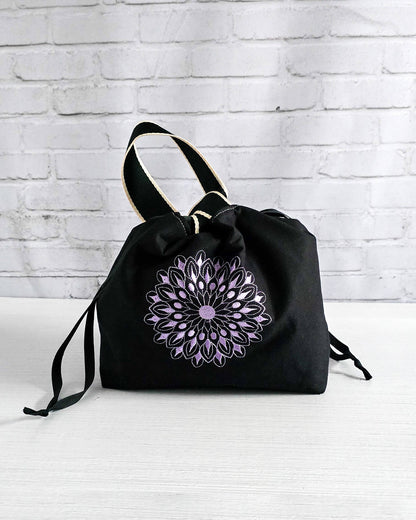 Stricktasche Alva M mit lila Mandala auf schwarzem Canvas - handgenäht in Bayern von Nadelmikado