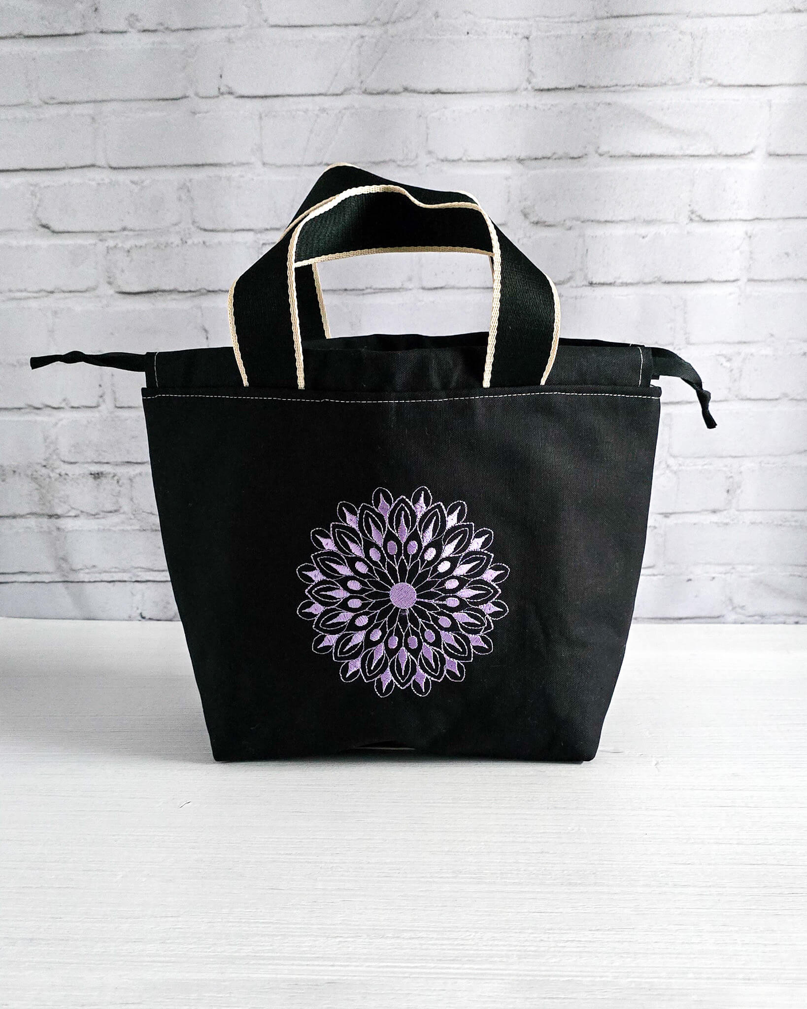 Stricktasche Alva M mit lila Mandala auf schwarzem Canvas - handgenäht in Bayern von Nadelmikado