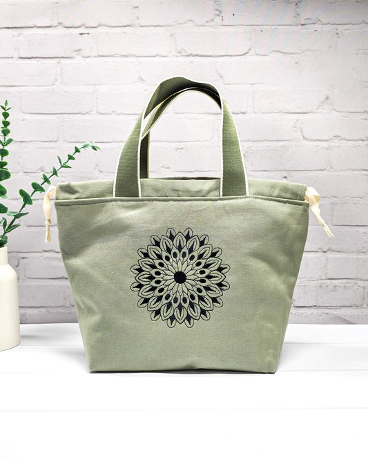 Projekttasche Alva M mit Mandala Stickerei, handgenäht in Bayern von Nadelmikado