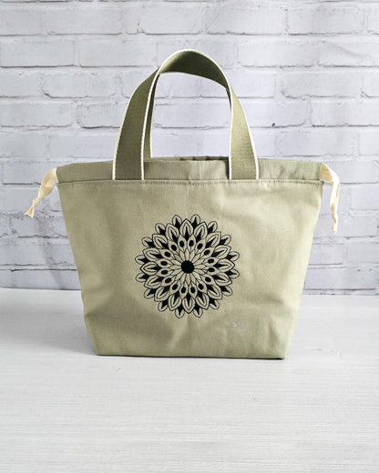 Projekttasche Alva M mit Mandala Stickerei, handgenäht in Bayern von Nadelmikado