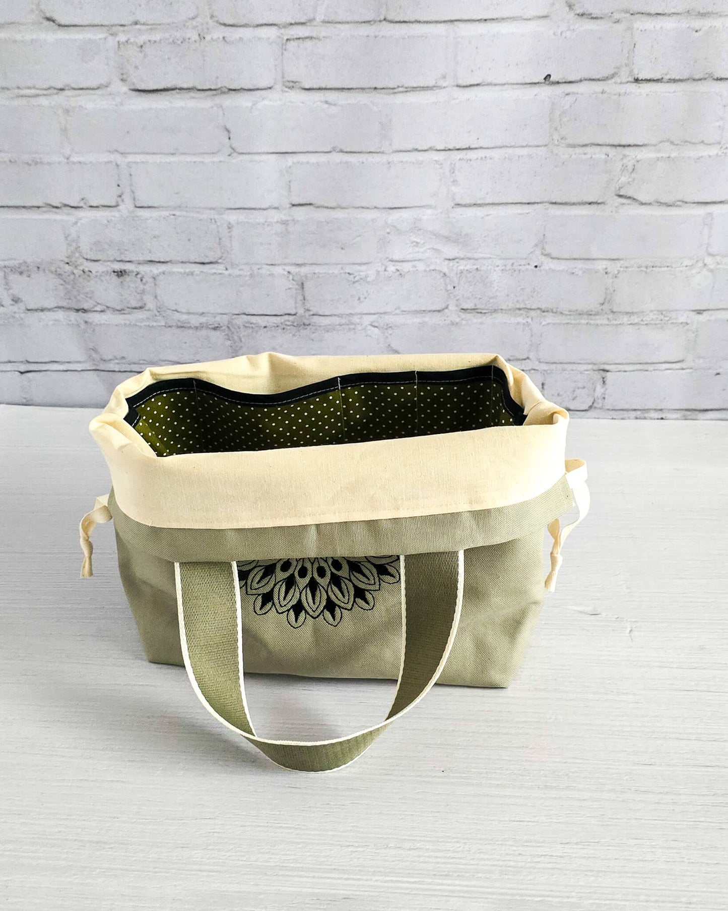 Projekttasche Alva M mit Mandala Stickerei, handgenäht in Bayern von Nadelmikado