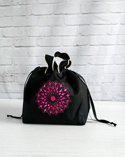 Stricktasche Alva M mit pinkem Mandala auf schwarzem Canvas - handgenäht in Bayern von Nadelmikado