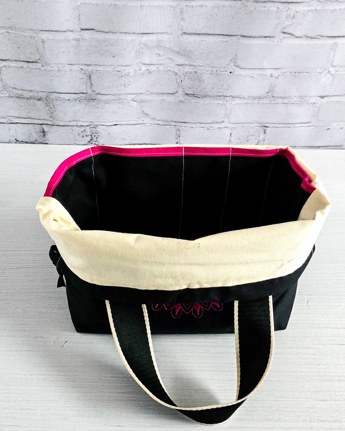 Stricktasche Alva M mit pinkem Mandala auf schwarzem Canvas - handgenäht in Bayern von Nadelmikado