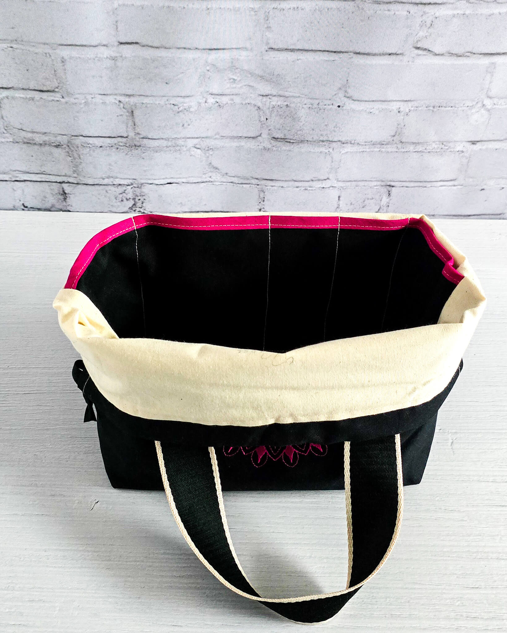 Stricktasche Alva M mit pinkem Mandala auf schwarzem Canvas - handgenäht in Bayern von Nadelmikado