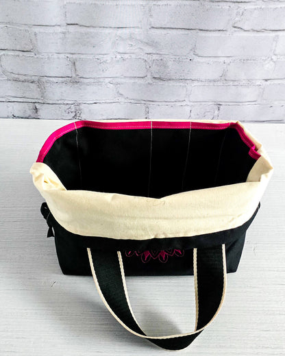 Stricktasche Alva M mit pinkem Mandala auf schwarzem Canvas - handgenäht in Bayern von Nadelmikado