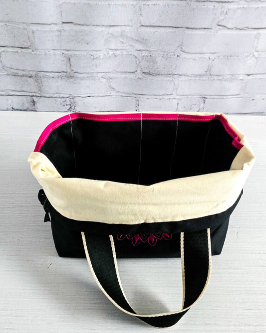 Stricktasche Alva M mit pinkem Mandala auf schwarzem Canvas - handgenäht in Bayern von Nadelmikado