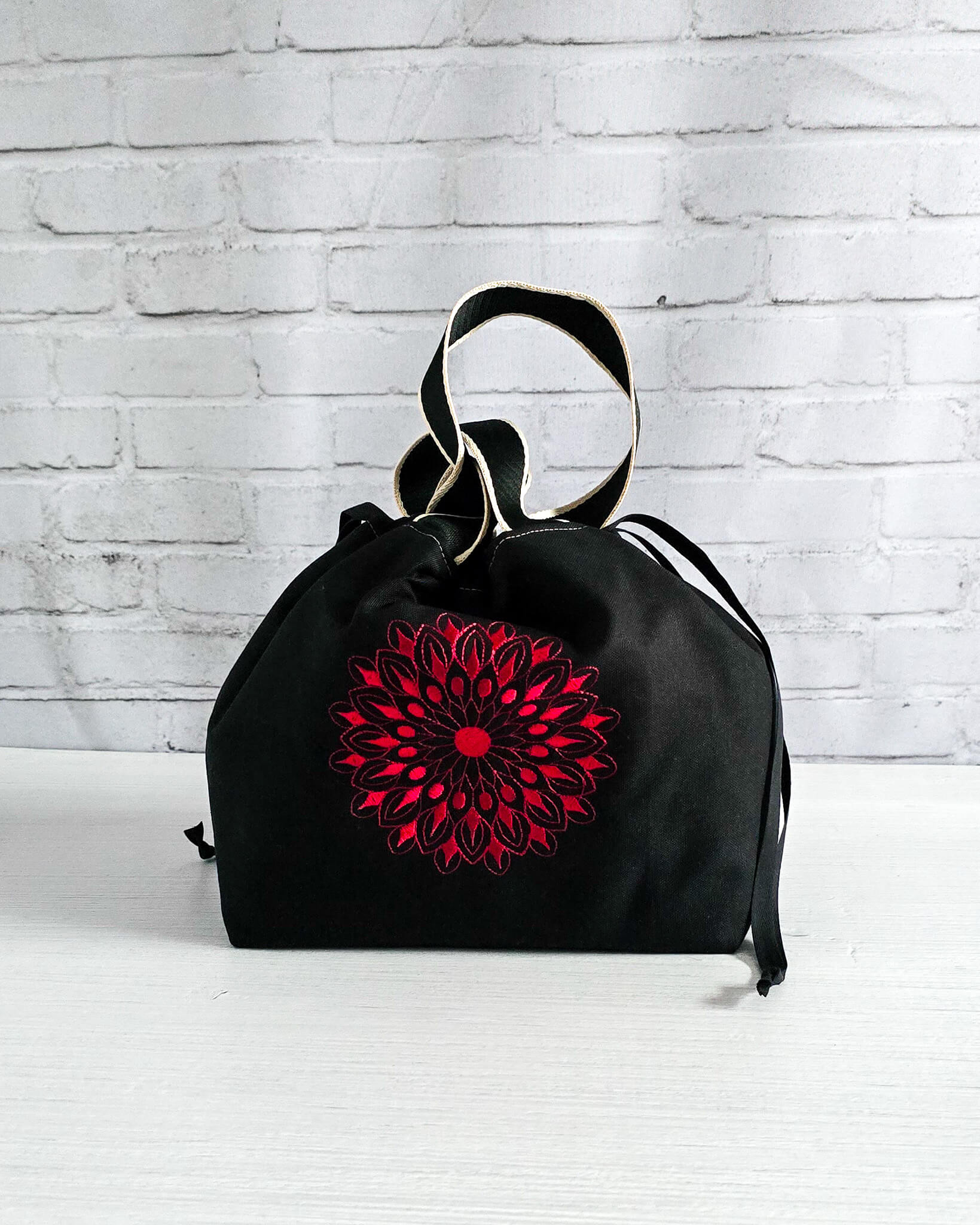 Stricktasche Alva M mit rotem Mandala auf schwarzem Canvas - handgenäht in Bayern von Nadelmikado
