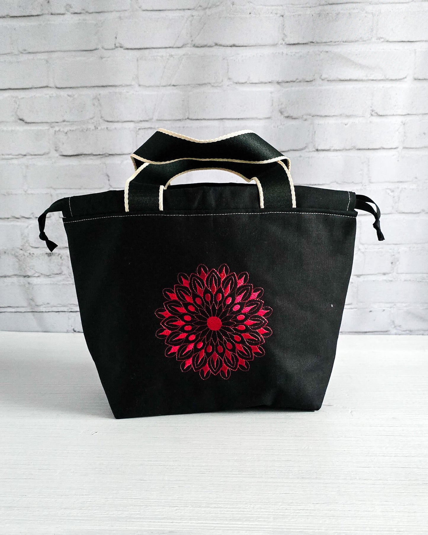 Stricktasche Alva M mit rotem Mandala auf schwarzem Canvas - handgenäht in Bayern von Nadelmikado