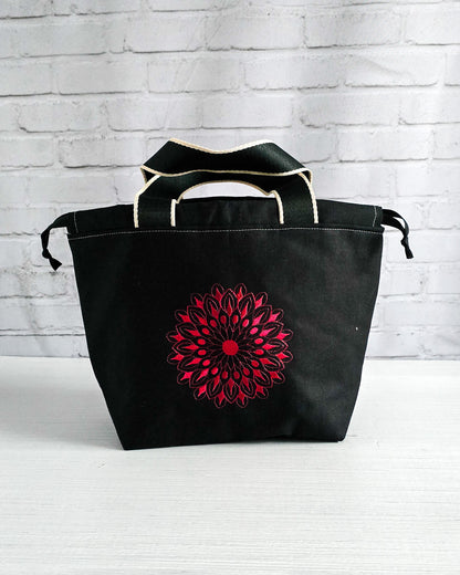 Stricktasche Alva M mit rotem Mandala auf schwarzem Canvas - handgenäht in Bayern von Nadelmikado
