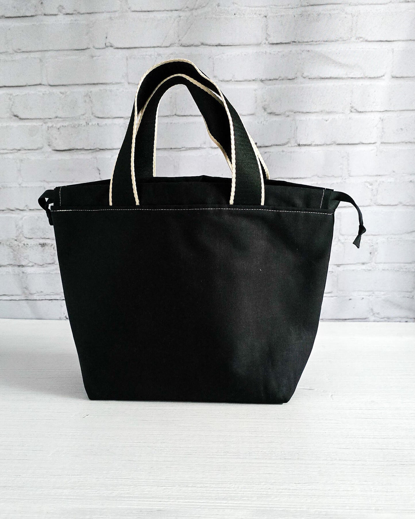 Stricktasche Alva M mit rotem Mandala auf schwarzem Canvas - handgenäht in Bayern von Nadelmikado