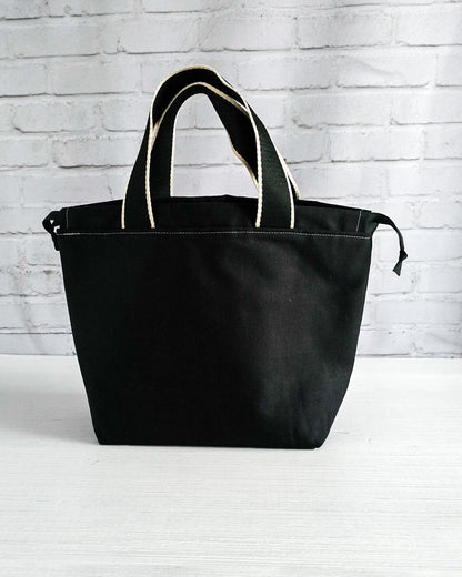 Stricktasche Alva M mit rotem Mandala auf schwarzem Canvas - handgenäht in Bayern von Nadelmikado