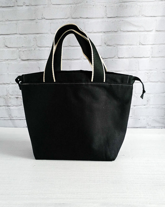 Stricktasche Alva M mit rotem Mandala auf schwarzem Canvas - handgenäht in Bayern von Nadelmikado