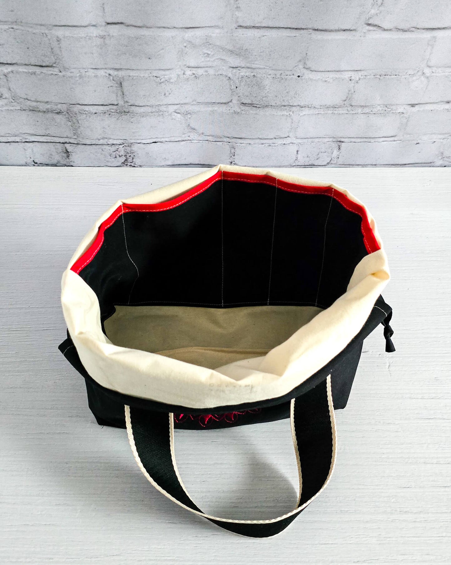 Stricktasche Alva M mit rotem Mandala auf schwarzem Canvas - handgenäht in Bayern von Nadelmikado