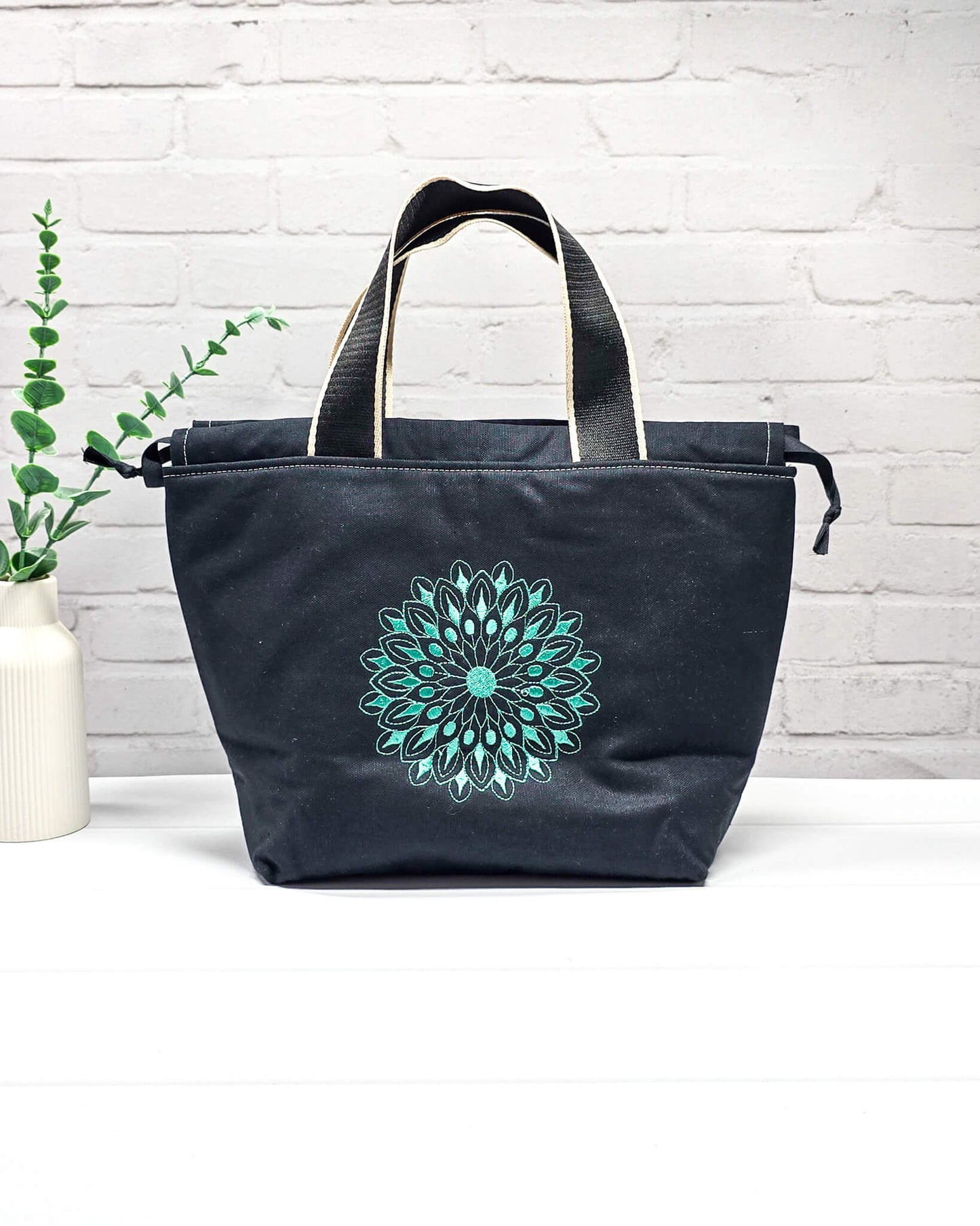 Stricktasche Alva M mit türkisem Mandala auf schwarzem Canvas - handgenäht in Bayern von Nadelmikado
