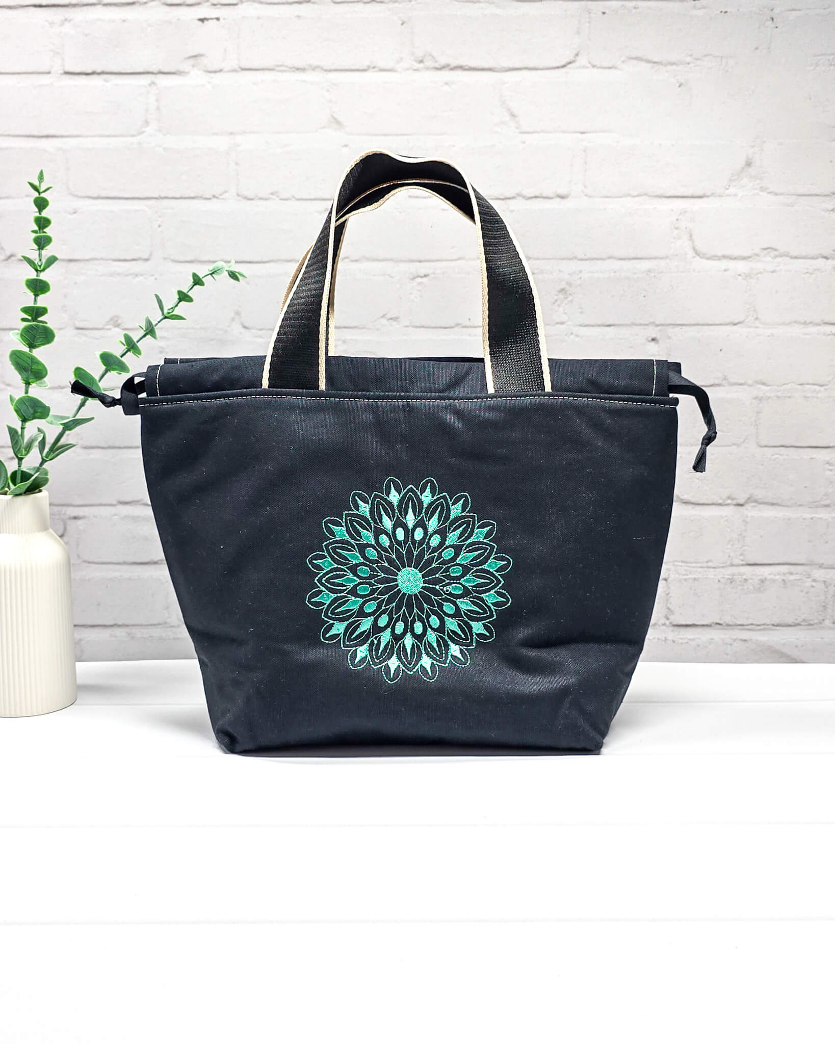 Stricktasche Alva M mit türkisem Mandala auf schwarzem Canvas - handgenäht in Bayern von Nadelmikado