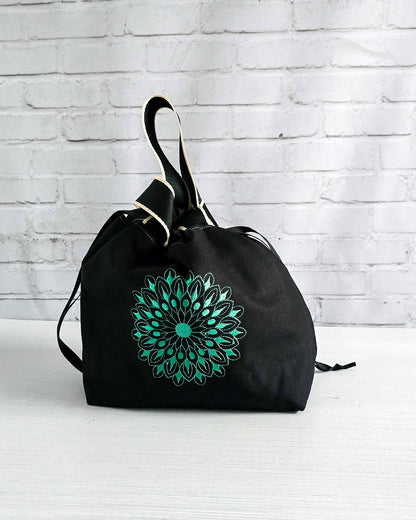 Stricktasche Alva M mit türkisem Mandala auf schwarzem Canvas - handgenäht in Bayern von Nadelmikado
