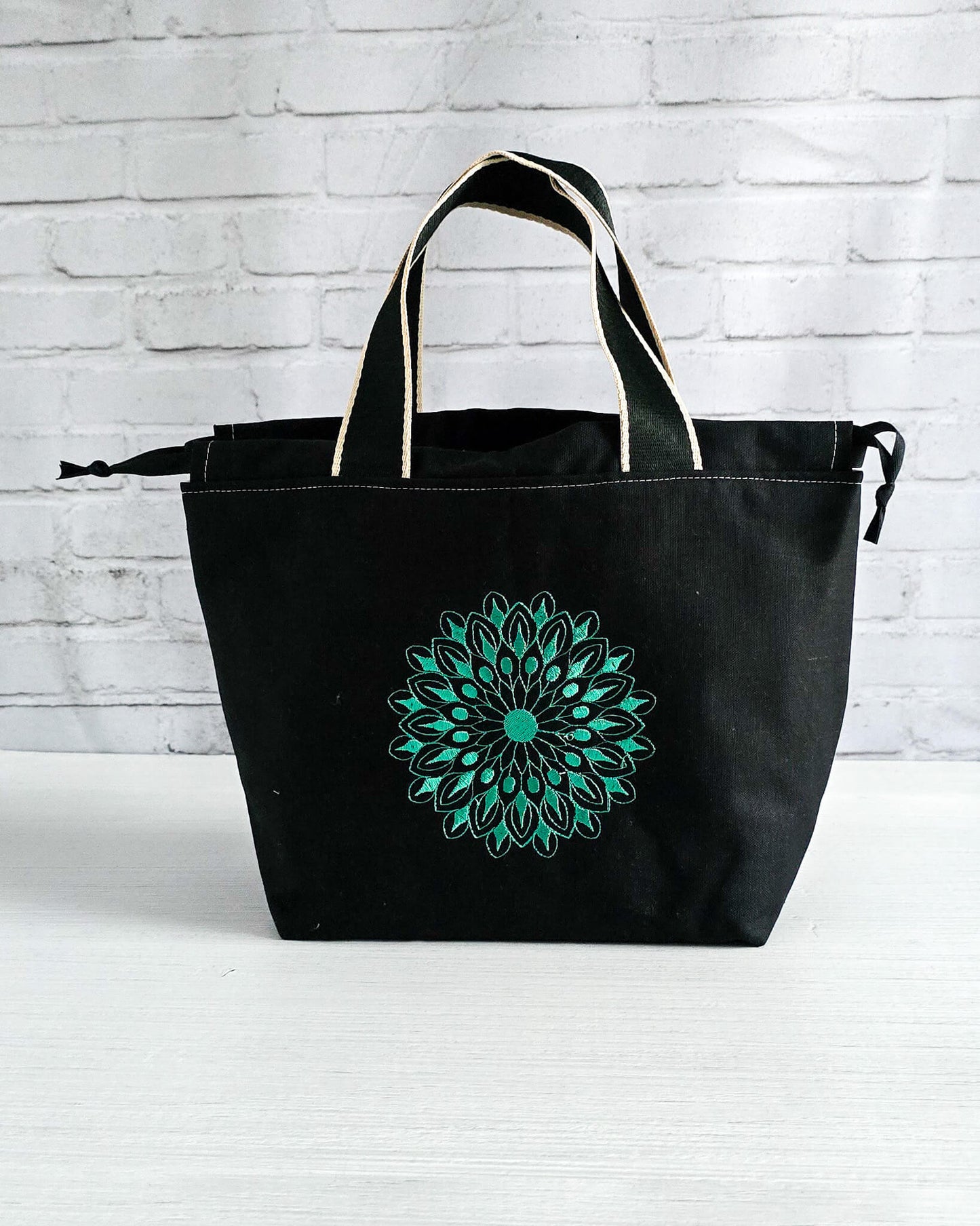 Stricktasche Alva M mit türkisem Mandala auf schwarzem Canvas - handgenäht in Bayern von Nadelmikado